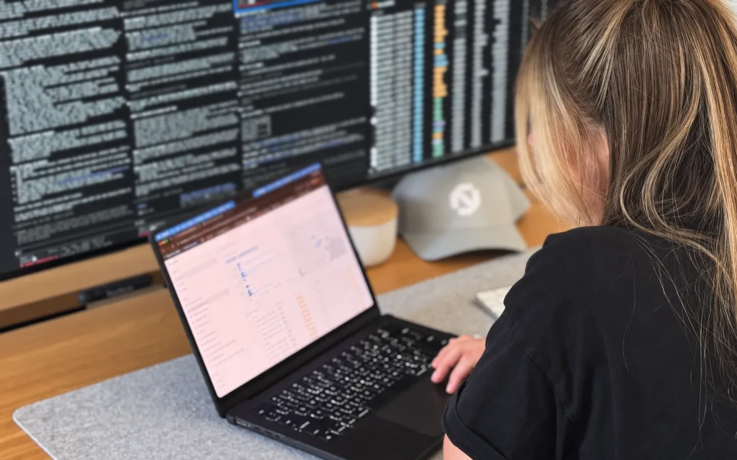 Un miembro del equipo de Bidlo en su escritorio, trabajando en un reporte en una laptop